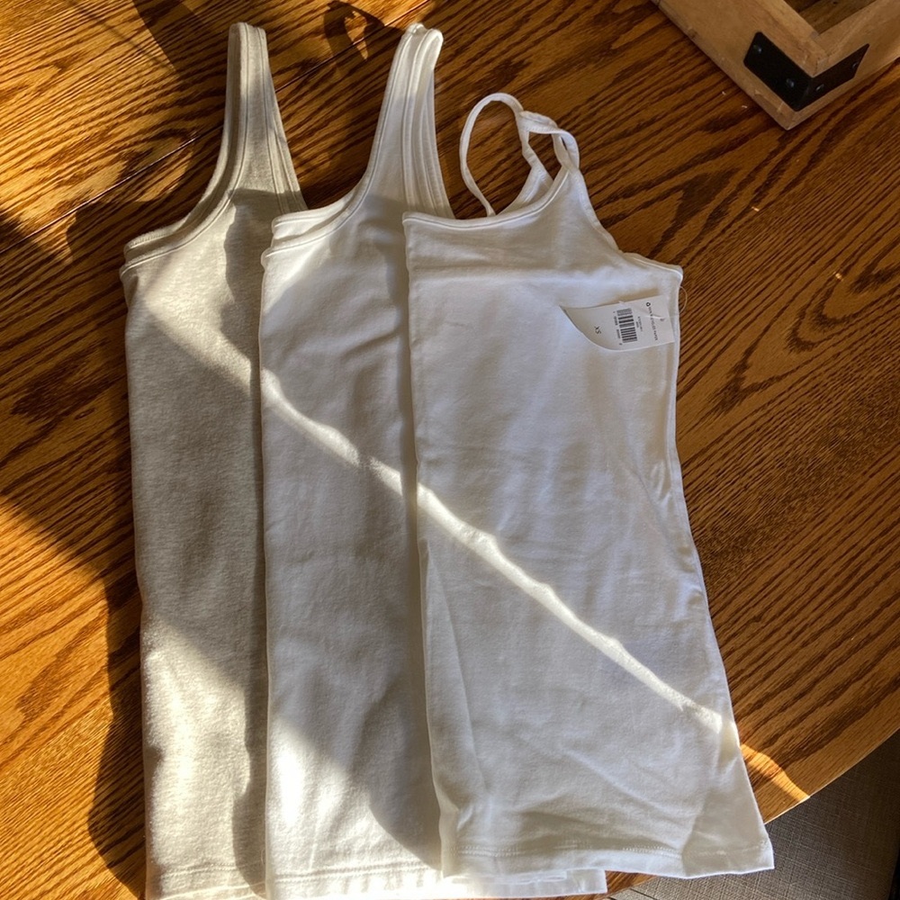 EUC and NWT Banana Republic Essential Tees tank tops (3) XS